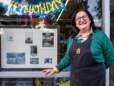 La proprietaria Mariella Gonnella ci viene incontro indicandoci subito la vetrina del suo locale, con festoni che celebrano i 100 anni dell�esercizio...